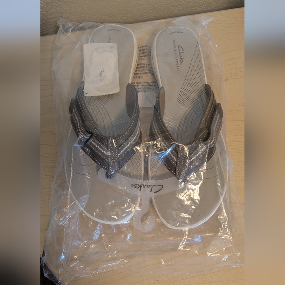 Clarks Cloudsteppers Tan and Brown Sandals - Picture 5 of 5